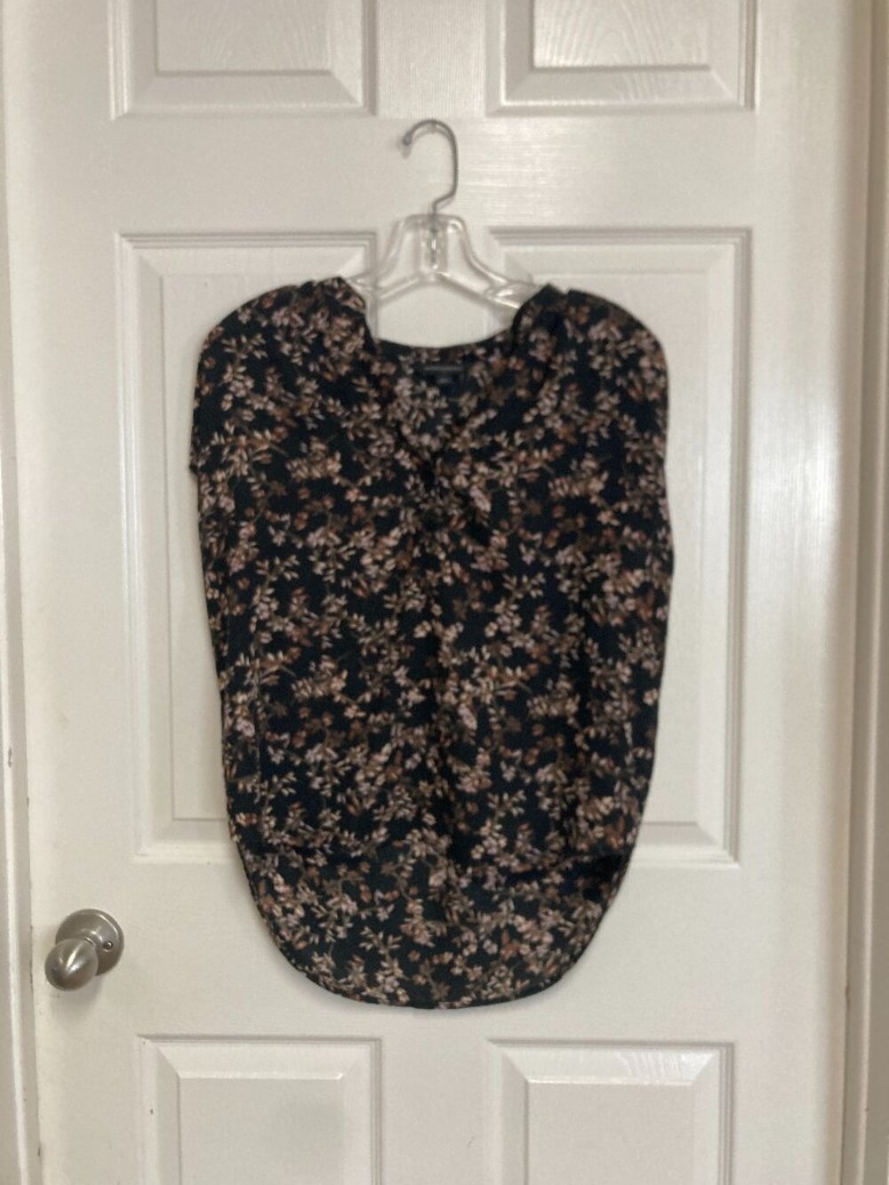 BANANA REPUBLIC blouse sleeveless floral patern on black size XS women's